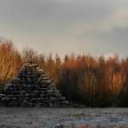 Ein Pyramide aus Steinen inmitten eines Waldes
