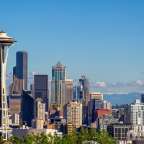 Eine Stadtlandschaft mit einem Turm in der Mitte