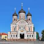 Eine große rote und weiße orthodoxe Kirche mit drei kuppelförmigen Türmen