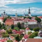 Eine Stadtlandschaft mit vielen Gebäuden und Kirchen