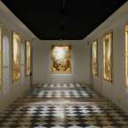 Ein Museum mit vielen Gemälden und einem karierten Boden