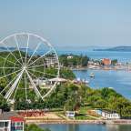Ein Riesenrad in einem Park neben einem See