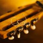 Eine Nahaufnahme eines Gitarrenkopfes mit einem faden darauf