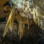 In einer Höhle hängen riesige Eiszapfen an der Decke
