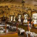 Ein sehr großes Restaurant mit vielen Tischen und Stühlen