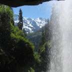 Ein Wasserfall mit einem Berg im Hintergrund