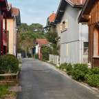Eine Straße, die zwischen zwei Häusern verläuft
