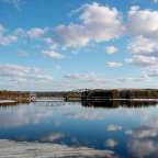 Ein großer See mit einer Brücke im Hintergrund