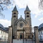 Eine große Kirche mit zwei Türmen und einem Kreuz darauf
