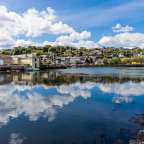 Eine Stadt spiegelt sich im Wasser eines Sees