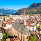 Eine Luftaufnahme einer Stadt mit Bergen im Hintergrund