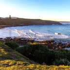 Ein Blick auf einen Strand von einer Klippe