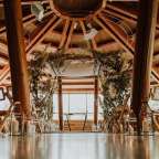 Ein hölzerner Pavillon mit Kerzen und Blumen geschmückt