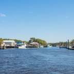 Ein Fluss mit vielen Booten und Häusern am Ufer