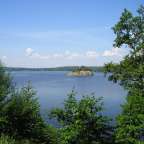 Ein großer See mit einer kleinen Insel in der Mitte