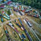 Eine Luftaufnahme eines Eisenbahndepots mit vielen Lokomotiven