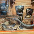 Eine Auswahl an indigenen Kunstwerken in einem Schaufenster