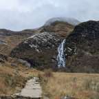 Ein Weg führt zu einem Wasserfall in den Bergen