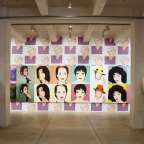 Eine Wand mit vielen Gemälden von Frauen und Männern