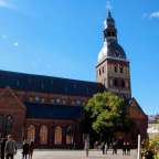 Eine Gruppe von Menschen steht vor einer großen Kirche