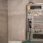 Ein alter Schaltschrank mit vielen Schaltern und einem Telefon darauf