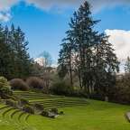 Ein amphitheater in einem park mit bäumen im hintergrund