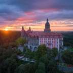Eine Luftaufnahme eines Schlosses bei Sonnenuntergang