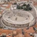 Eine Luftaufnahme eines römischen Amphitheaters in einer Stadt