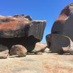 Eine Gruppe von Felsen mit einem blauen Himmel im Hintergrund