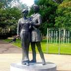 Eine Statue eines Mannes und einer Frau in einem Park