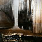 Eine Höhle mit Wasser und Eiszapfen im Inneren