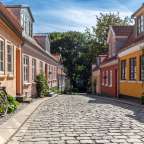Ein Fahrrad mit Korb sitzt auf einer gepflasterten Straße