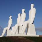 Eine Gruppe von weißen Statuen sitzt nebeneinander