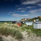 Eine Reihe von bunten Strandhütten am Strand