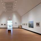 Ein Museum mit Bildern und der Aufschrift amber bracken