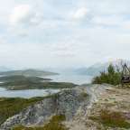 Ein Blick auf einen See mit Bergen im Hintergrund