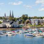 Ein Hafen mit vielen Booten und Gebäuden im Hintergrund