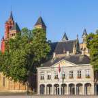 Ein großes Gebäude mit einem roten Turm dahinter