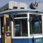 Ein blau-weißer Bus mit der Nummer 402
