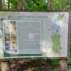 Ein Schild in einem Wald mit der Aufschrift rozalimo misko parkas