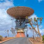 Ein großer Satellit sitzt auf einem Hügel in der Wüste