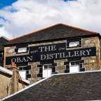 Ein Gebäude mit einem Schild darauf, das sagt oban distillery