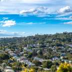 Eine Stadt mit vielen Häusern und Bäumen an einem sonnigen Tag