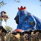 Eine blaue Skulptur mit einer roten krone auf dem Kopf