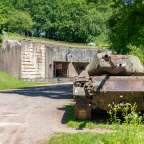Ein Tank steht vor einem Gebäude mit einer Flagge darauf
