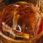Ein Glas Whisky mit Eiswürfeln in der Mitte