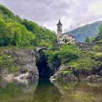 Eine Kirche sitzt auf einem Felsen über einem Fluss