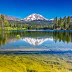 Ein See mit einem Berg im Hintergrund