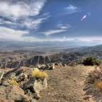 Ein Blick auf eine Wüste mit Bergen im Hintergrund