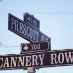 Ein schwarz-weißes Straßenschild mit der Aufschrift " cannery row "